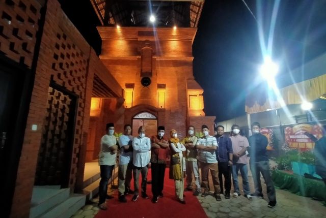 KOMPAK: Jajaran pimpinan Cita Indonesia group bersama Wabup Marhaen (4 dari kiri) berfoto di depan musala An-Nabaat yang sengaja dibangun untuk tempat ibadah masyarakat. Cita