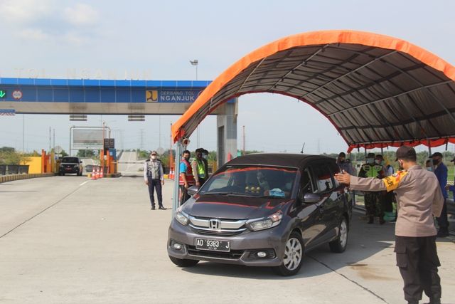 TIDAK LENGKAP: Tim meminta pengendara untuk putar balik karena mereka tidak membawa kelengkapan dokumen dan keterangannya dinilai bertele-tele. TOL