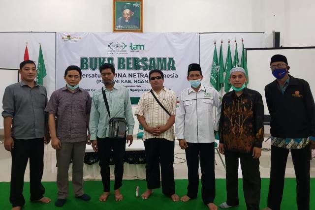 AKRAB: Direktur Yayasan Mar’atin Suud Fuadi (2 dari kiri) usai mengikuti buka bersama dengan Persatuan Tunanetra Indonesia (Pertuni) Nganjuk. MAL