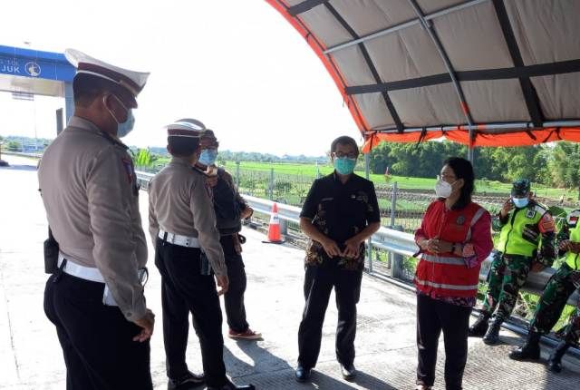 SIAPKAN RAPID TEST: Plt Kadinkes Nganjuk dr Hendriyanto (2 dari kiri) berkoordinasi dengan polisi sebelum pelaksanaan tes acak pemudik kemarin pagi. Mudik