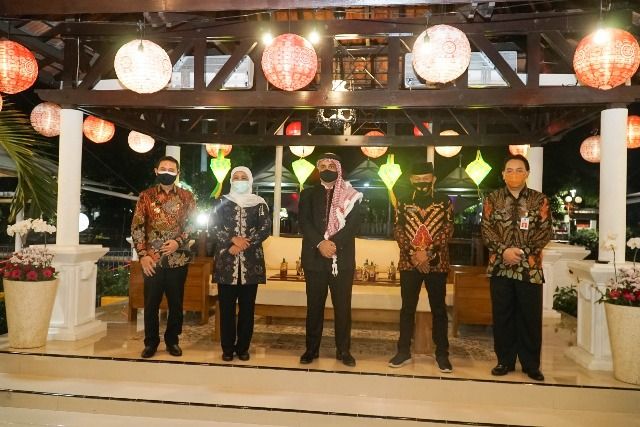JAJAKI INVESTASI: Mas Novi (kiri), Gubernur Khofifah (2 dari kiri) bersama perwakilan pengusaha GDTC Maroko dan sejumlah pejabat yang mengikuti pertemuan di Gedung Negara Grahadi. KING