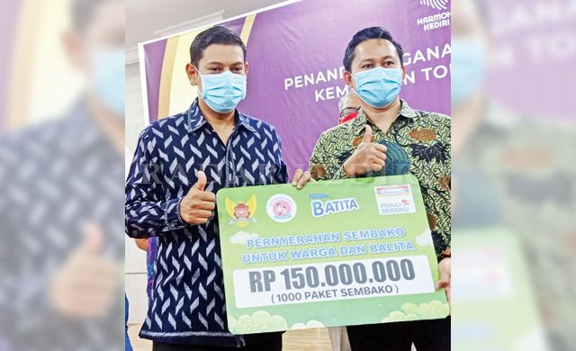 PEDULI: Kepala Cabang Indomaret Lukman Suroko bekerja sama dengan Nestle Batita menyerahkan 1.000 paket sembako untuk warga pada Wali Kota Abdullah Abu Bakar (kiri) di Balai Kota Kediri. PEDULI: Kepala Cabang Indomaret Lukman Suroko bekerja sama dengan Nestle Batita menyerahkan 1.000 paket sembako untuk warga pada Wali Kota Abdullah Abu Bakar (kiri) di Balai Kota Kediri.