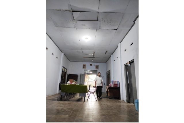RUSAK: Atap gedung kantor Perumda Aneka Usaha rusak. Jika hujan turun, pegawai harus memasang banyak ember untuk menampung air. PDAU