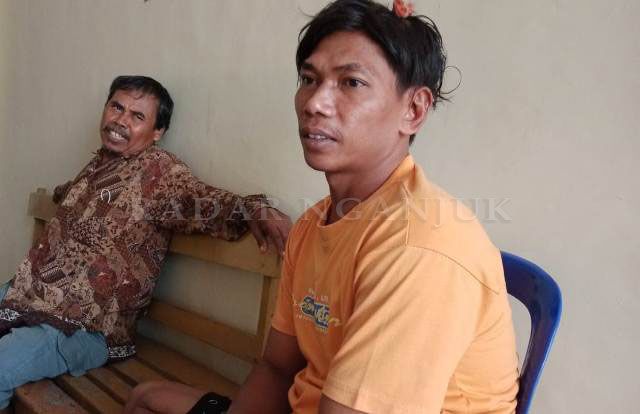 PELAKU: Suwito (kanan) di Mapolsek Gondang. Pelaku