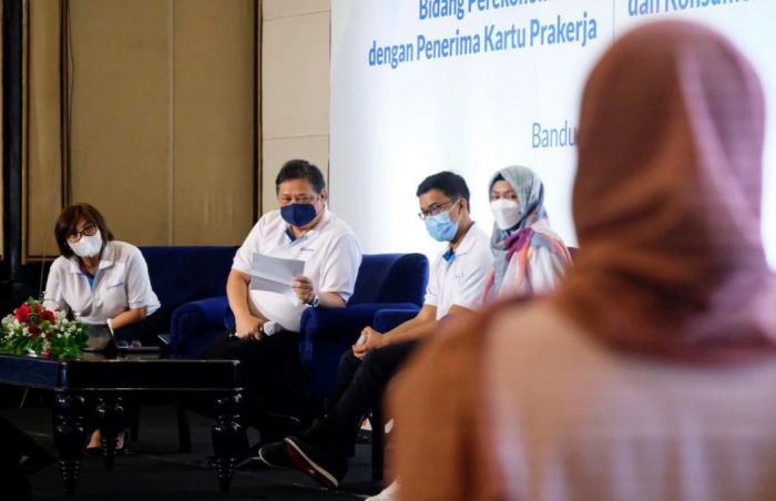 INTERAKTIF: Menko Airlangga Hartarto dalam acara talkshow. INTERAKTIF: Menko Airlangga Hartarto dalam acara talkshow.