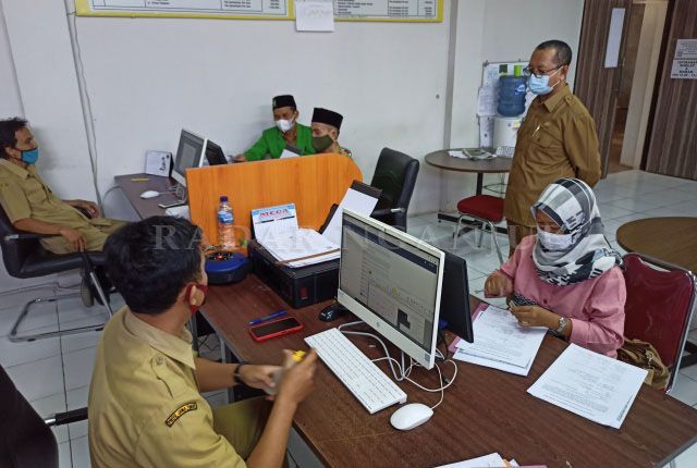 CEK PELAYANAN MASYARAKAT: Sekda Mokhamad Yasin sidak di Mal Pelayanan Publik kemarin. Sidak