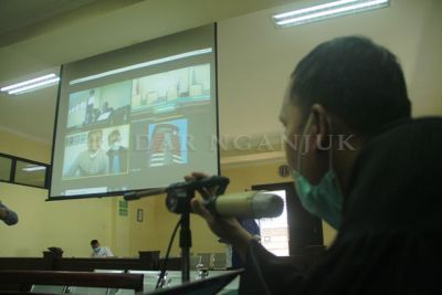 VIRTUAL: Taufiq yang mengikuti persidangan secara virtual di Lapas Sidoarjo memilih pikir-pikir atas putusan majelis hakim. Sidang