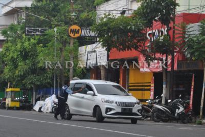 TIDAK GRATIS: Pengemudi memberi uang parkir pada jukir resmi kemarin. Dishub menganggap pemberian tersebut sebagai uang tip. Jukir