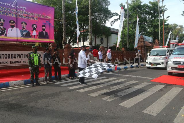 LAUNCHING: Kang Marhaen memberangkatkan mobil layanan vaksinasi keliling kemarin. Vaksinasi di Nganjuk ditarget capai 70 persen. Budal