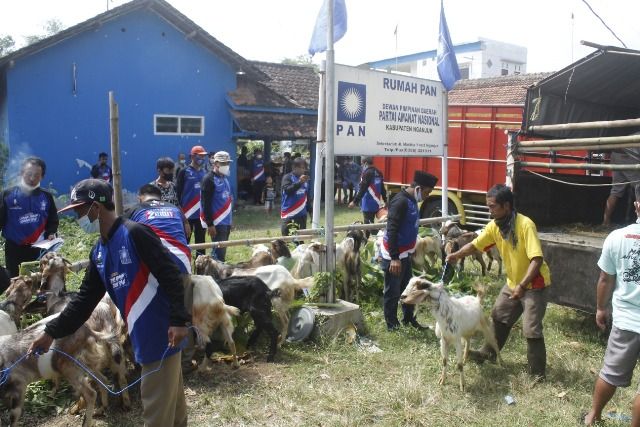 SAMBUT IDUL ADHA: Mas Hakim menyerahkan 30 ekor kambing dan 2 ekor sapi untuk kurban. Kambing dan sapi akan disalurkan ke tingkat kecamatan. PAN