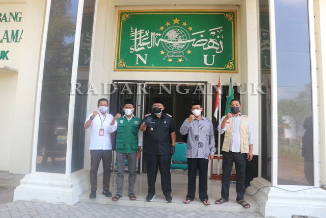 SEMANGAT: Kang Marhaen foto bersama pengurus PCNU Nganjuk dan Pemimpin Bank Jatim Cabang Nganjuk Teguh Sunyoto setelah penyerahan hewan kurban. Sapi