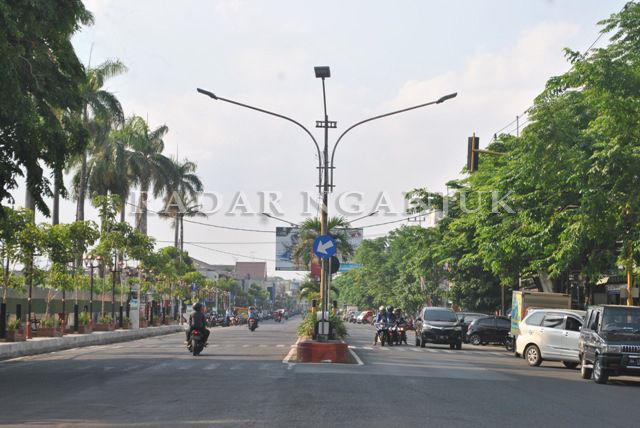 PERUBAHAN ARUS LALIN: Jalan A. Yani Nganjuk masih dua arah kemarin. Akhir Desember 2021 akan jadi satu arah setelah KEN selesai dibangun. Jalan