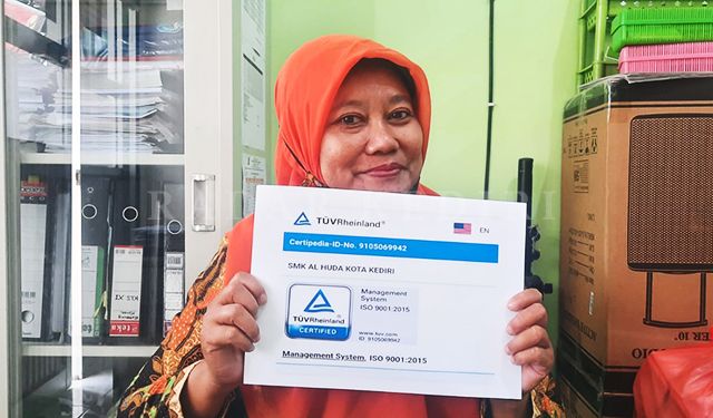 KEBANGGAAN: Wakil Kepala Manajemen Mutu SMK Al Huda Kota Kediri Siti Nurul Lailiyah menunjukkan sertifikat ISO 9001:2015 dari lembaga sertifikasi TUV Rheinland asal Jerman. KEBANGGAAN: Wakil Kepala Manajemen Mutu SMK Al Huda Kota Kediri Siti Nurul Lailiyah menunjukkan sertifikat ISO 9001:2015 dari lembaga sertifikasi TUV Rheinland asal Jerman.