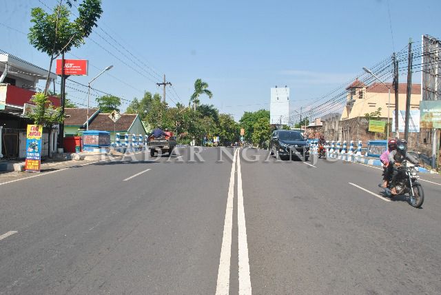 KONDISI SAAT INI: Jembatan Ploso kurang menarik. DPRKPP akan membangun pilar untuk lampu warna-warni di atas Jembatan Ploso. Ploso