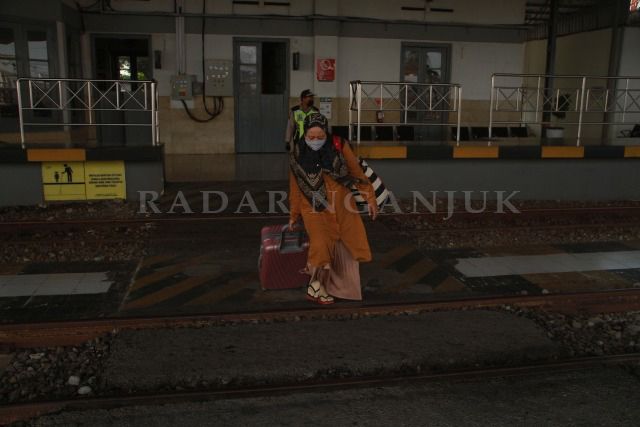 SEPI: Calon penumpang kereta api di Stasiun Kertosono pada Jumat (23/7). Calon penumpang menurun. KA
