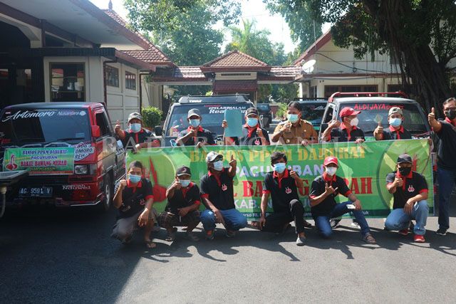 BANTU SESAMA: Paguyuban Bakul Bawang Merah dan Kang Marhaen foto bersama setelah ikut Teplekan. Fotbar