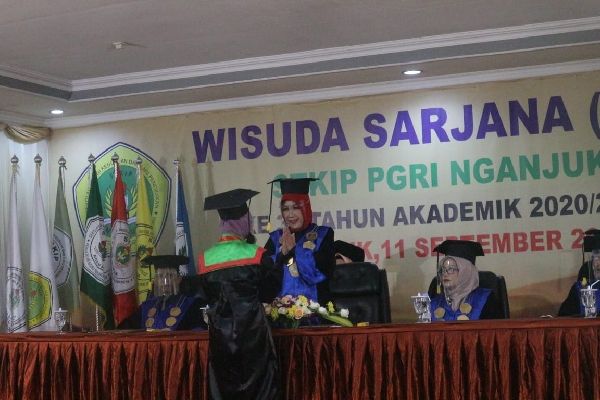 KOMPETEN: Ketua STKIP PGRI Nganjuk DR Vera Septi Andrini, MM mewisuda mahasiswa secara simbolis. Wisuda berlangsung daring karena pandemi Covid-19. KOMPETEN: Ketua STKIP PGRI Nganjuk DR Vera Septi Andrini, MM mewisuda mahasiswa secara simbolis. Wisuda berlangsung daring karena pandemi Covid-19.