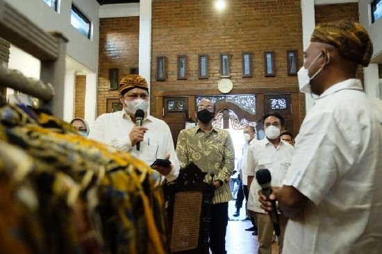 Diversifikasi Produk Batik Mendukung Pemulihan Ekonomi Nasional Diversifikasi Produk Batik Mendukung Pemulihan Ekonomi Nasional