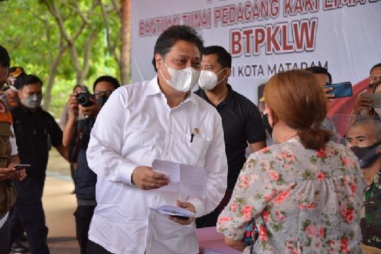 Airlangga: Bantuan Tunai PKL & Warung di NTB Paling Cepat & Tepat Airlangga: Bantuan Tunai PKL & Warung di NTB Paling Cepat & Tepat