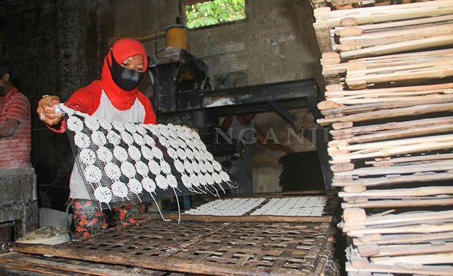 Melihat Produksi Kerupuk di Kertosono Melihat Produksi Kerupuk di Kertosono