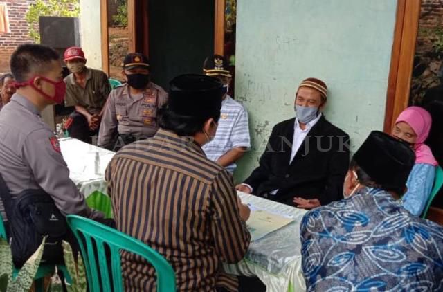 Mengintip Keharmonisan Rumah Tangga Pasutri Beda Usia di Ngetos Mengintip Keharmonisan Rumah Tangga Pasutri Beda Usia di Ngetos