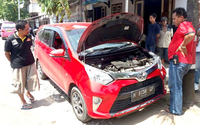 KACA PECAH: Personel Polres Kudus memeriksa mobil Toyota Calya di Jalan Kiai Telingsing yang digunakan pelaku beraksi kemarin. KACA PECAH: Personel Polres Kudus memeriksa mobil Toyota Calya di Jalan Kiai Telingsing yang digunakan pelaku beraksi kemarin.