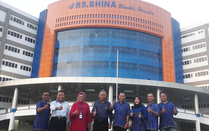 FOTO BERSAMA: Atna Tukiman (empat dari kiri) saat menerima rombongan Jawa Pos Radar Kudus yang dipimpin Direktur Baehaqi (lima dari kiri) baru-baru ini. FOTO BERSAMA: Atna Tukiman (empat dari kiri) saat menerima rombongan Jawa Pos Radar Kudus yang dipimpin Direktur Baehaqi (lima dari kiri) baru-baru ini.