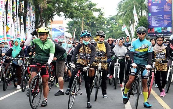 SEMANGAT: Kanjeng Romo KH Abdul Latif Madjid RA (kaus hitam kuning) bersama Kanjeng Ibu Nyai Sholihah (kerudung kuning) dalam sebuah acara KBT belum lama ini. SEMANGAT: Kanjeng Romo KH Abdul Latif Madjid RA (kaus hitam kuning) bersama Kanjeng Ibu Nyai Sholihah (kerudung kuning) dalam sebuah acara KBT belum lama ini.