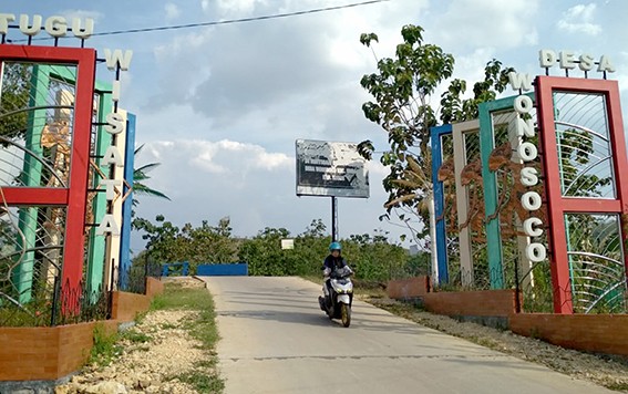 PERLU DIPOLES: Gerbang masuk Desa Wonosoco tampak megah. Meski begitu, pengembangan wisatanya Masih susah. PERLU DIPOLES: Gerbang masuk Desa Wonosoco tampak megah. Meski begitu, pengembangan wisatanya Masih susah.