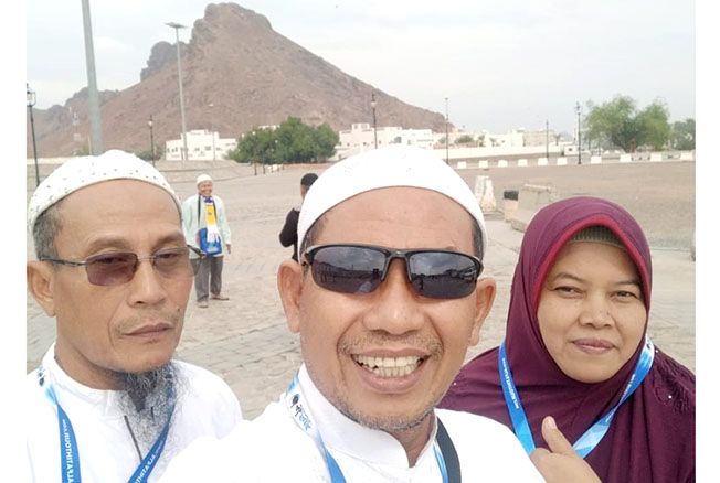 UMRAH BERSAMA: Direktur Radar Kudus dan Radar Semarang Baehaqi (tengah) bersama kakaknya, Musyafa’ (kiri) dan istri Musyafa’, Ida Rachmawati foto bersama di sela-sela umrah. UMRAH BERSAMA: Direktur Radar Kudus dan Radar Semarang Baehaqi (tengah) bersama kakaknya, Musyafa’ (kiri) dan istri Musyafa’, Ida Rachmawati foto bersama di sela-sela umrah.