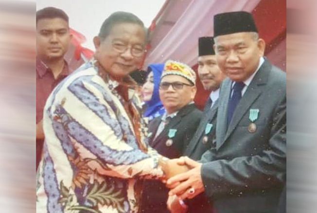 Bos Bhina Raharja Raih Penghargaan Satyalancana Wira Karya