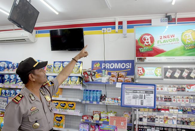 BARANG BUKTI: Kapolsek Nalumsari, AKP I Made Surawan menunjukkan CCTV di minimarket Sabtu siang kemarin. BARANG BUKTI: Kapolsek Nalumsari, AKP I Made Surawan menunjukkan CCTV di minimarket Sabtu siang kemarin.