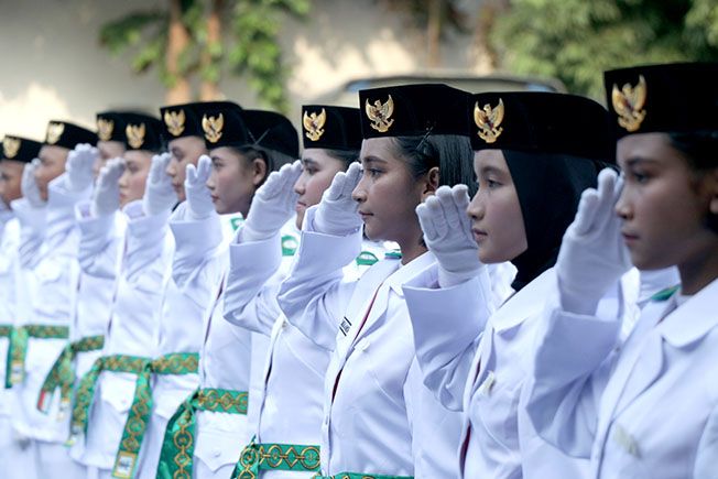 KOMPAK: Paskibra perempuan melakukan sikap hormat saat pengukuhan sebagai petugas pengibar bendera upacara 17 Agustus. KOMPAK: Paskibra perempuan melakukan sikap hormat saat pengukuhan sebagai petugas pengibar bendera upacara 17 Agustus.