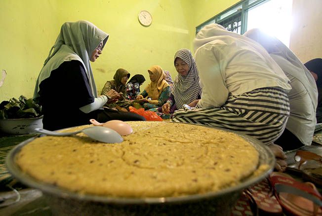 BUBUR ASYURO: Siang ini bubur asyuro dimasak oleh ibu-ibu dan akan dibagikan kepada masyarakat desa sekitar Menara Kudus. BUBUR ASYURO: Siang ini bubur asyuro dimasak oleh ibu-ibu dan akan dibagikan kepada masyarakat desa sekitar Menara Kudus.