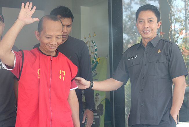 TETAP SENYUM: Nurudin, mantan kades Mindahan Kidul, Batealit, Jepara, keluar dari Kejari Jepara menuju Rutan Jepara menjalani penahan kemarin.