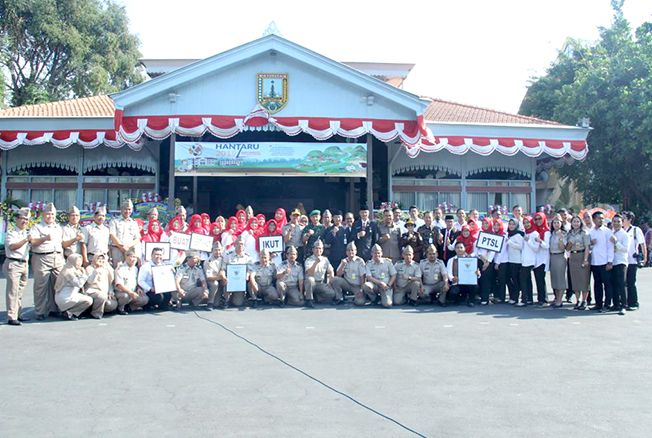 FOTO BERSAMA: Plt Bupati Kudus Hartopo dan jajaran Forkopimda Kudus mendukung program Pendaftaran Tanah Sistematis Lengkap (PTSL). FOTO BERSAMA: Plt Bupati Kudus Hartopo dan jajaran Forkopimda Kudus mendukung program Pendaftaran Tanah Sistematis Lengkap (PTSL).