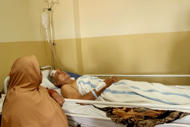 TERBARING: Muslim Afandi menjalani perawatan intensif di Rumah Sakit Aisyiyah Kudus karena dibacok tetangganya sendiri. TERBARING: Muslim Afandi menjalani perawatan intensif di Rumah Sakit Aisyiyah Kudus karena dibacok tetangganya sendiri.