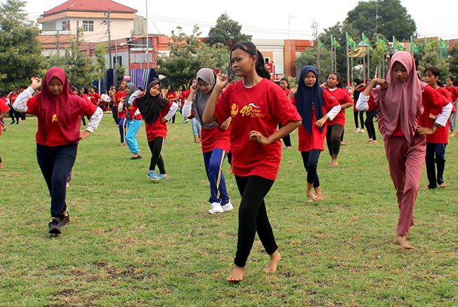PERSIAPAN PERESMIAN: Para siswi berlatih tari kolosal di lapangan Alun-alun Pati kemarin.