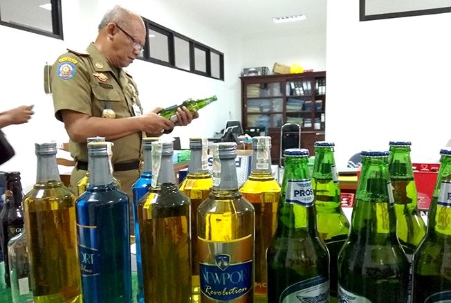 MARAK: Ribuan botol miras diamankan Satpol PP Jepara sebelum dimusnahkan. Denda tindak pidana ringan peredaran miras tahun ini mencapai Rp 97,75 juta.