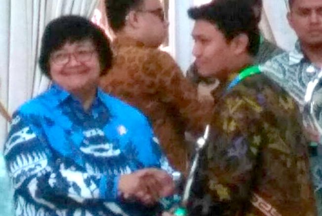 SEMANGAT BARU: Menteri Lingkungan Hidup dan Kehutanan Siti Nurbaya menyerahkan Penghargaan Proper Hijau kepada General Manager, PT. Pembangkit Jawa-Bali Unit Bisnis Jasa Operasi dan Pemeliharaan (UBJ SEMANGAT BARU: Menteri Lingkungan Hidup dan Kehutanan Siti Nurbaya menyerahkan Penghargaan Proper Hijau kepada General Manager, PT. Pembangkit Jawa-Bali Unit Bisnis Jasa Operasi dan Pemeliharaan (UBJ