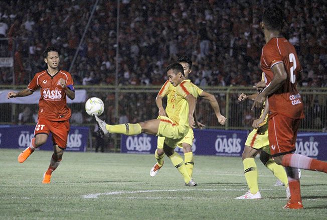 KEJAR BOLA: Kapten Persijap Jepara (merah) berusaha mengejar bola dari kawalan penggawa PS Mamuju Utara saat laga Liga 3 Nasional 2019 yang berlangsung pada Sabtu (14/12) di SGBK Jepara.