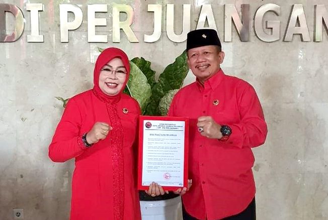 KANTONGI SURAT REKOM: Pasangan bacabup dan bacawabup Grobogan Sri Sumarni-Bambang Pujianto mendapat surat keputusan rekomendasi dari DPP PDIP. KANTONGI SURAT REKOM: Pasangan bacabup dan bacawabup Grobogan Sri Sumarni-Bambang Pujianto mendapat surat keputusan rekomendasi dari DPP PDIP.