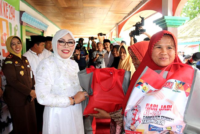 SERAHKAN SEMBAKO: Bupati Sri Sumarni menyerahkan bantuan sembako dalam rangka hari jadi Grobogan ke-294 di makam Ki Ageng Tarub kemarin. SERAHKAN SEMBAKO: Bupati Sri Sumarni menyerahkan bantuan sembako dalam rangka hari jadi Grobogan ke-294 di makam Ki Ageng Tarub kemarin.