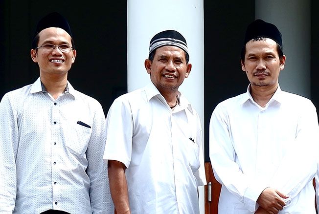 SILATURRAHIM: Direktur Radar Kudus Baehaqi diapit Gus Baha dan Gus Umam di depan Ponpes Alquran Narukan, Kragan, Rembang, Minggu (8/3) kemarin. SILATURRAHIM: Direktur Radar Kudus Baehaqi diapit Gus Baha dan Gus Umam di depan Ponpes Alquran Narukan, Kragan, Rembang, Minggu (8/3) kemarin.