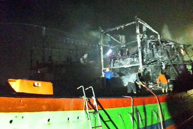 HANGUS: Kondisi kapal berhasil dipadamkan setelah terbakar di Desa Bendar, Kecamatan Juwana, Pati, kemarin malam.