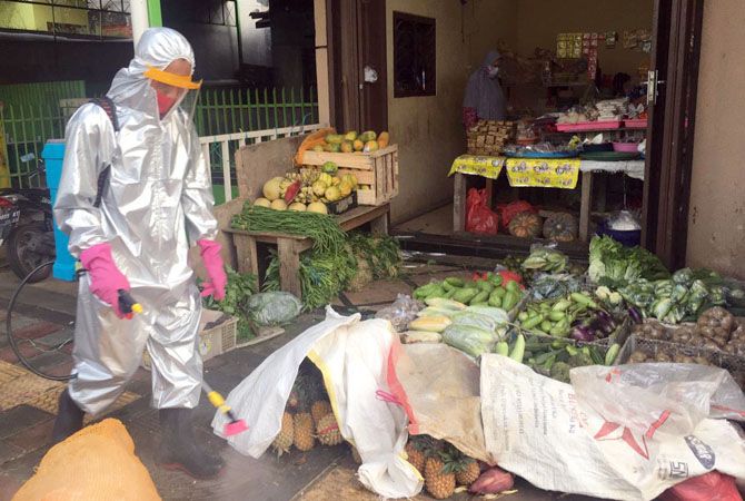PERANGI COVID-19: Petugas menyemprotkan disinfektan di pasar tiban Desa Nganguk yang diinisiasi PT Nojorono Tobacco International (PT NTI) dan bekerja sama dengan sejumlah Instansi di Kabupaten Kudus. PERANGI COVID-19: Petugas menyemprotkan disinfektan di pasar tiban Desa Nganguk yang diinisiasi PT Nojorono Tobacco International (PT NTI) dan bekerja sama dengan sejumlah Instansi di Kabupaten Kudus.