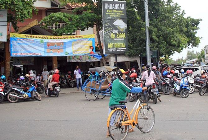 LUBER KE JALAN: Ratusan sepeda motor memadati parkiran pasar Rembang, Senin (18/5) kemarin. LUBER KE JALAN: Ratusan sepeda motor memadati parkiran pasar Rembang, Senin (18/5) kemarin.