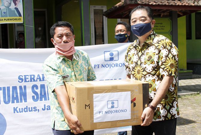 BANTU SANITIZER: Managing Director PT Nojorono Arief Goenadibrata serahkan langsung antiseptik ke Kepala Desa Kaliwungu H Syafii Noor. BANTU SANITIZER: Managing Director PT Nojorono Arief Goenadibrata serahkan langsung antiseptik ke Kepala Desa Kaliwungu H Syafii Noor.