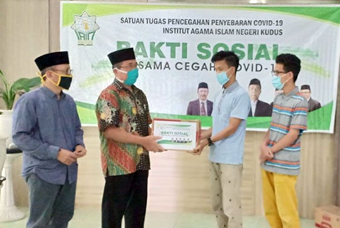 BAKTI SOSIAL: Rektor IAIN Kudus Dr. H. Mudzakir, M.Ag didampingi Wakil Rektor III Dr. H. Ihsan, M.Ag, menyerahkan bantuan sembako kepada perwakilan mahasiswa asal Thailand. BAKTI SOSIAL: Rektor IAIN Kudus Dr. H. Mudzakir, M.Ag didampingi Wakil Rektor III Dr. H. Ihsan, M.Ag, menyerahkan bantuan sembako kepada perwakilan mahasiswa asal Thailand.