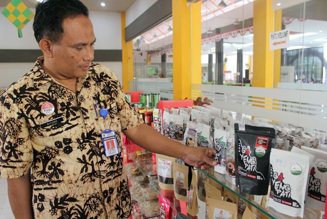 CINTA PRODUK: Sejumlah produk unggulan hasil olahan UMKM di Kabupaten Pati yang dijual di Plaza Pragolo. CINTA PRODUK: Sejumlah produk unggulan hasil olahan UMKM di Kabupaten Pati yang dijual di Plaza Pragolo.